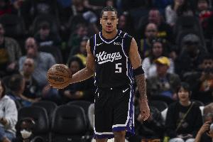 阿卡夫生涯前5场多次30+NBA近40年来的第三人&比肩艾弗森奥尼尔