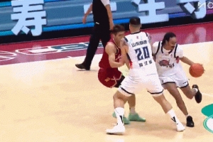 上来很有气势！达卡里·约翰逊摁帽班顿后强突陶汉林上篮2+1！