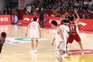 不太妙！拉塞尔错位防守焦海龙被吹犯规一节半时间累计3犯在身