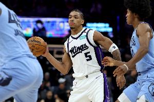 疯狂抡！阿卡夫前三场合计出手74次创NBA合并后新纪录&此前属KD