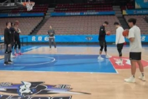 媒体人：首钢全员踩场桑普森没什么问题可以出战一会再问问教练