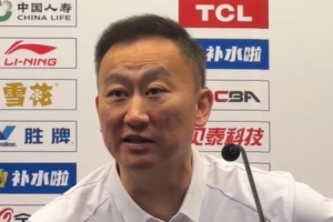 刘维伟：米奇伤到腰部现在是带伤上场培养年轻人需要付出代价